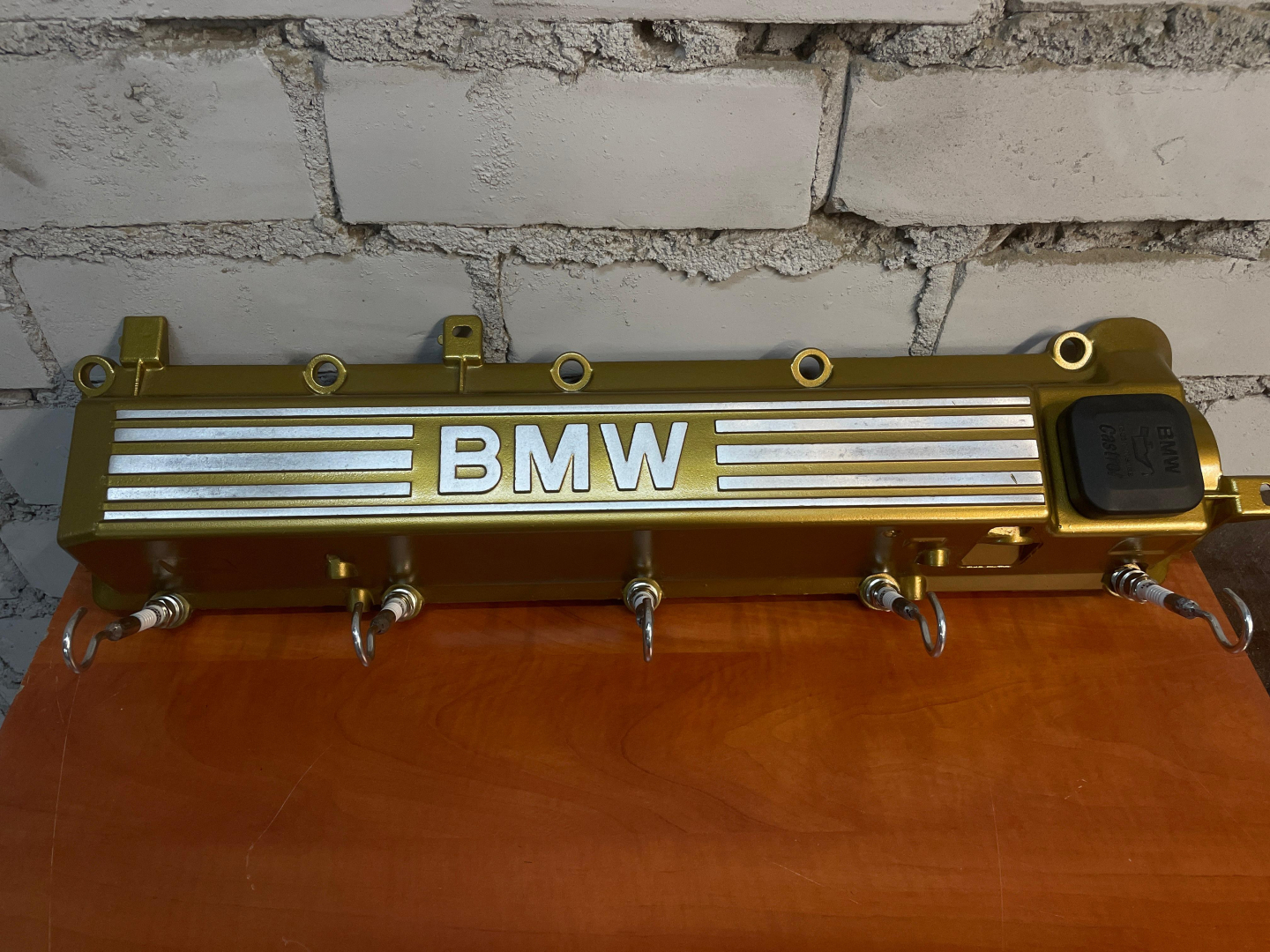 BMW vārstu vāks ar āķiem – sienas pakaramais industriālā stilā