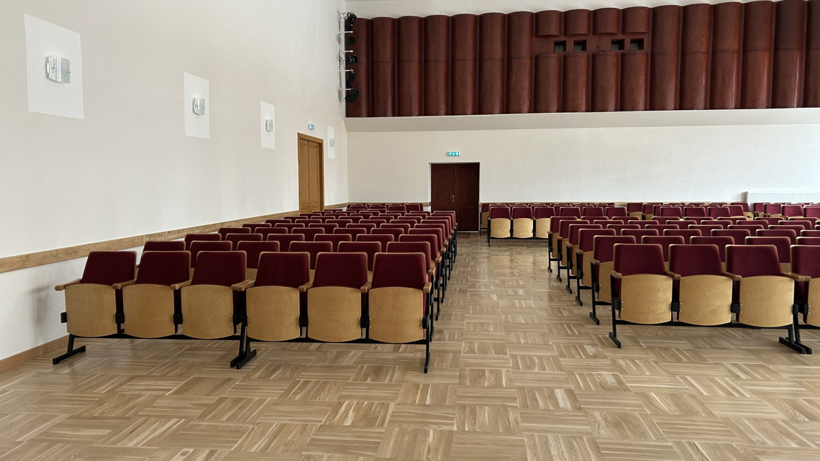 Tukša vieta pie skatuves ar krēsliem sānos.