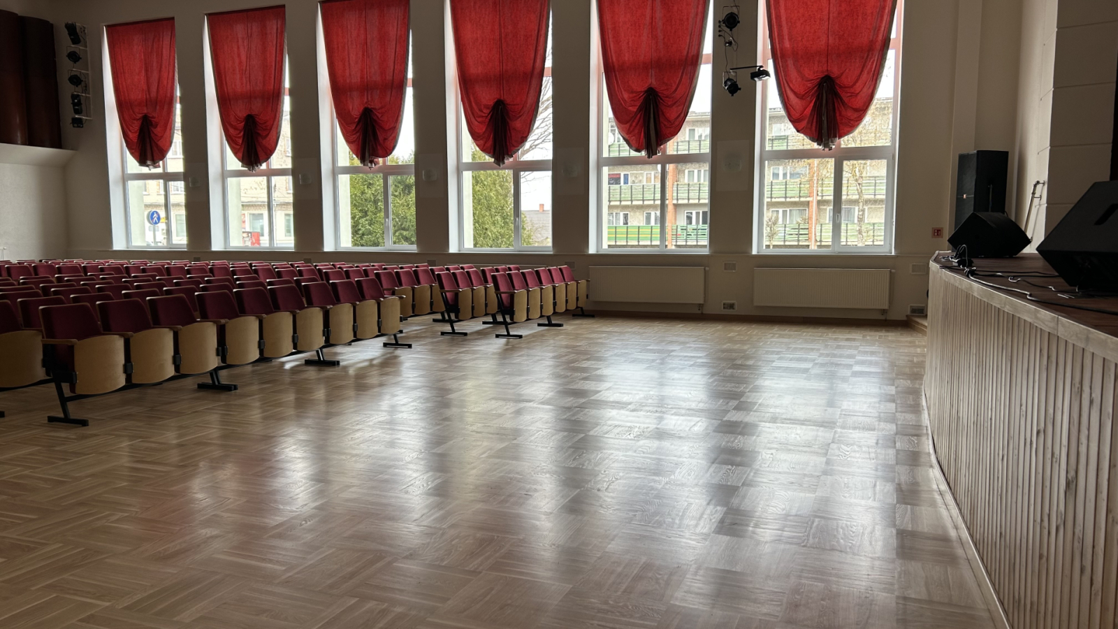 Skatuves kāpnes ar koka apdari un margām.