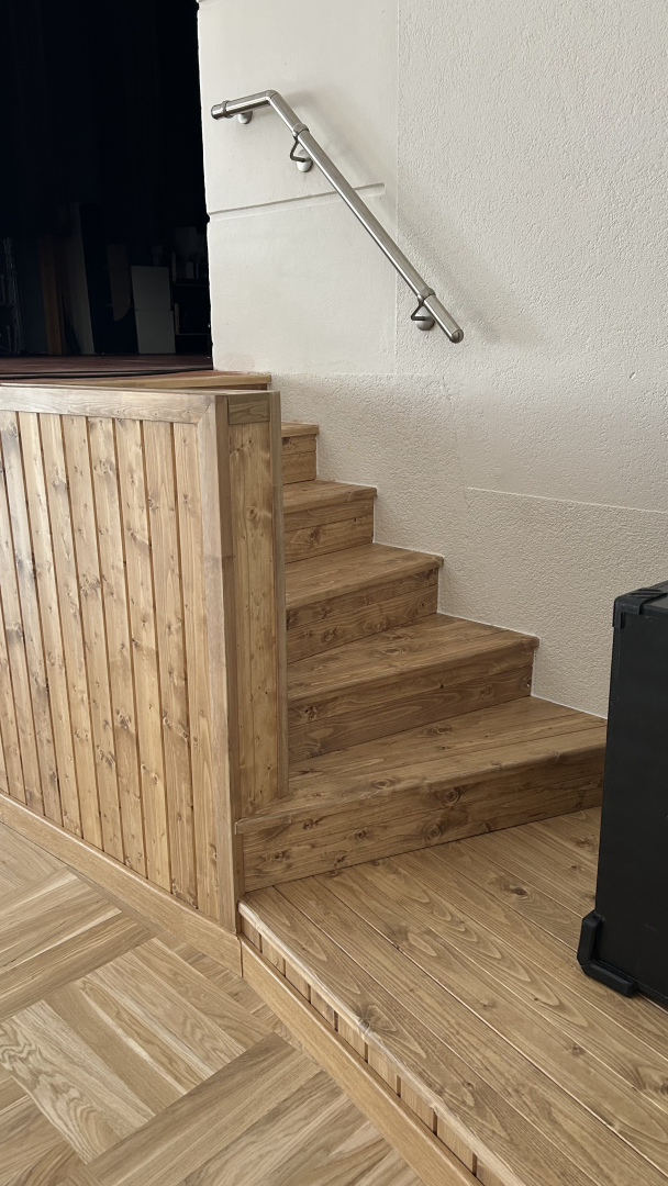 Skatuves priekšpuse ar koka panelējumu un skaļruni.