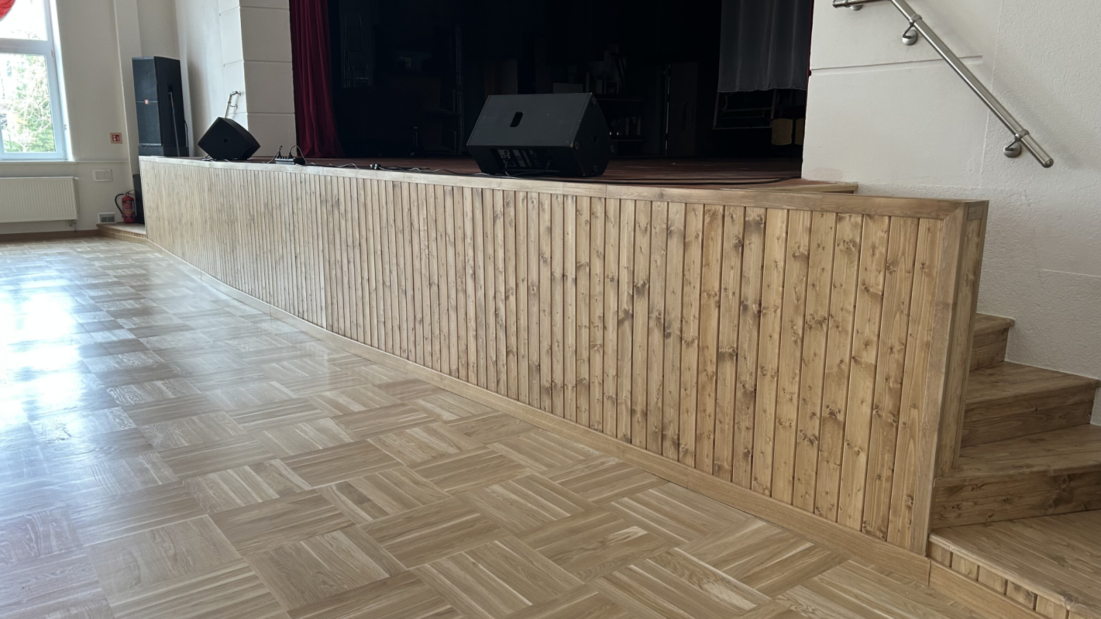 Skatuves stūris ar kāpnēm un margām.