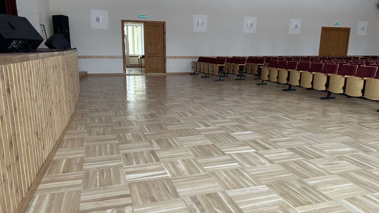 Plašs skats uz zāli ar krēslu rindām.