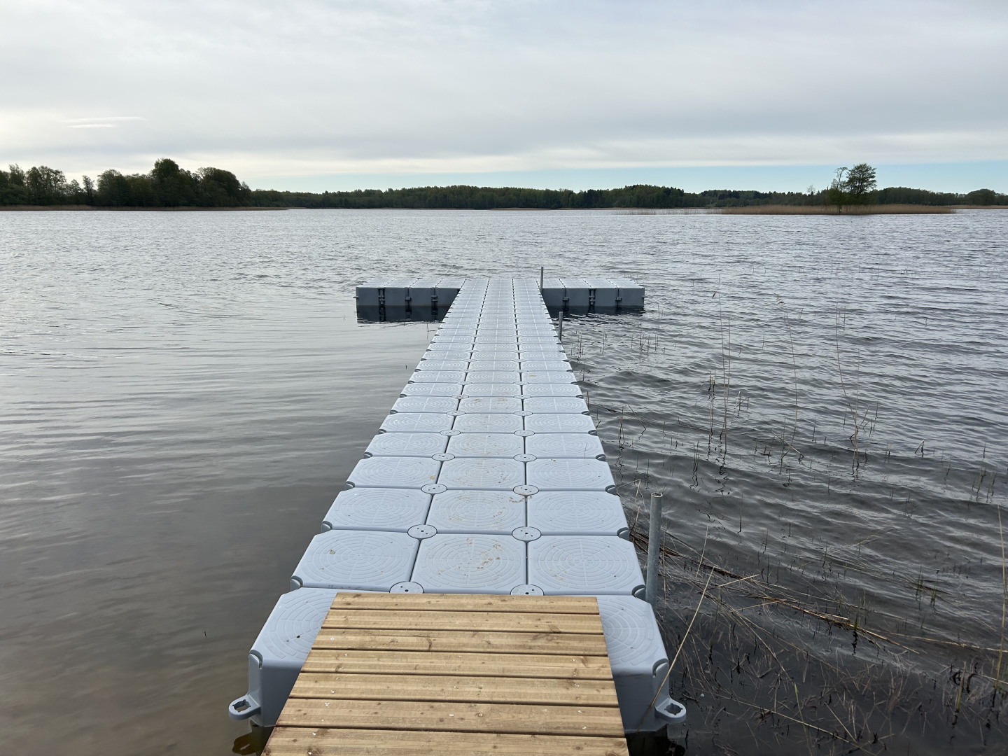 Plastmasas peldošā laipa ezerā