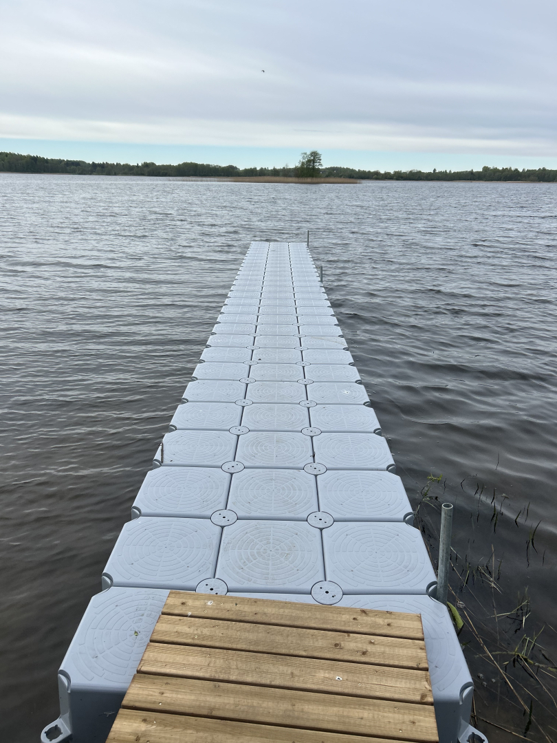 Plastmasas peldošā laipa ezerā