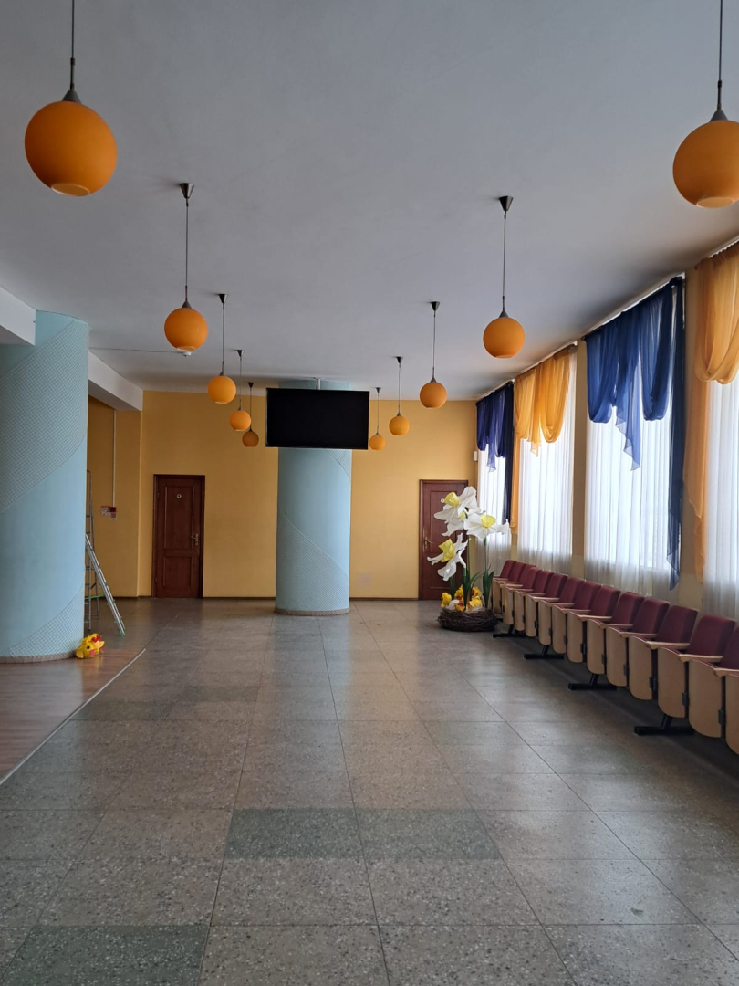 Griestu lampas un televizors pie kolonnas.