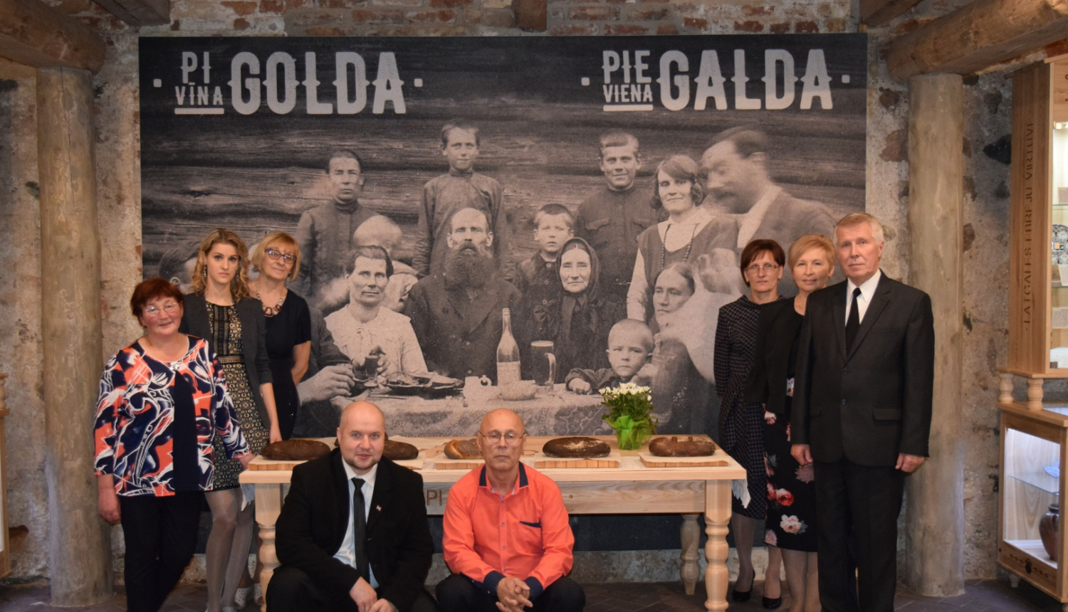 Krāslavas Vēstures un mākslas muzeja kopbilde pie ekspozīcijas „Pi vīna golda”