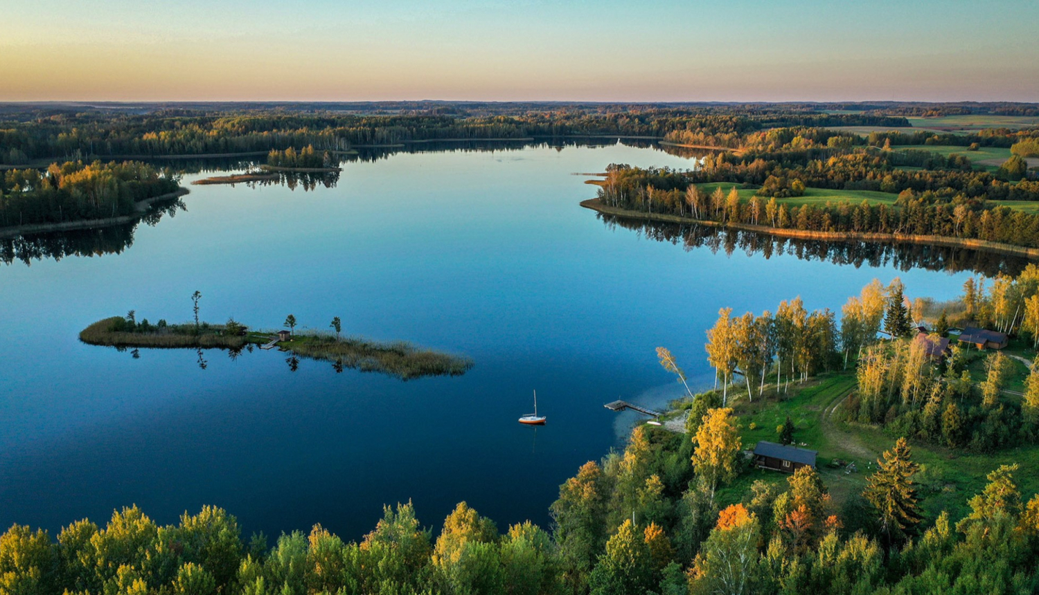 Ezers un mežs, skats no putna lidojuma