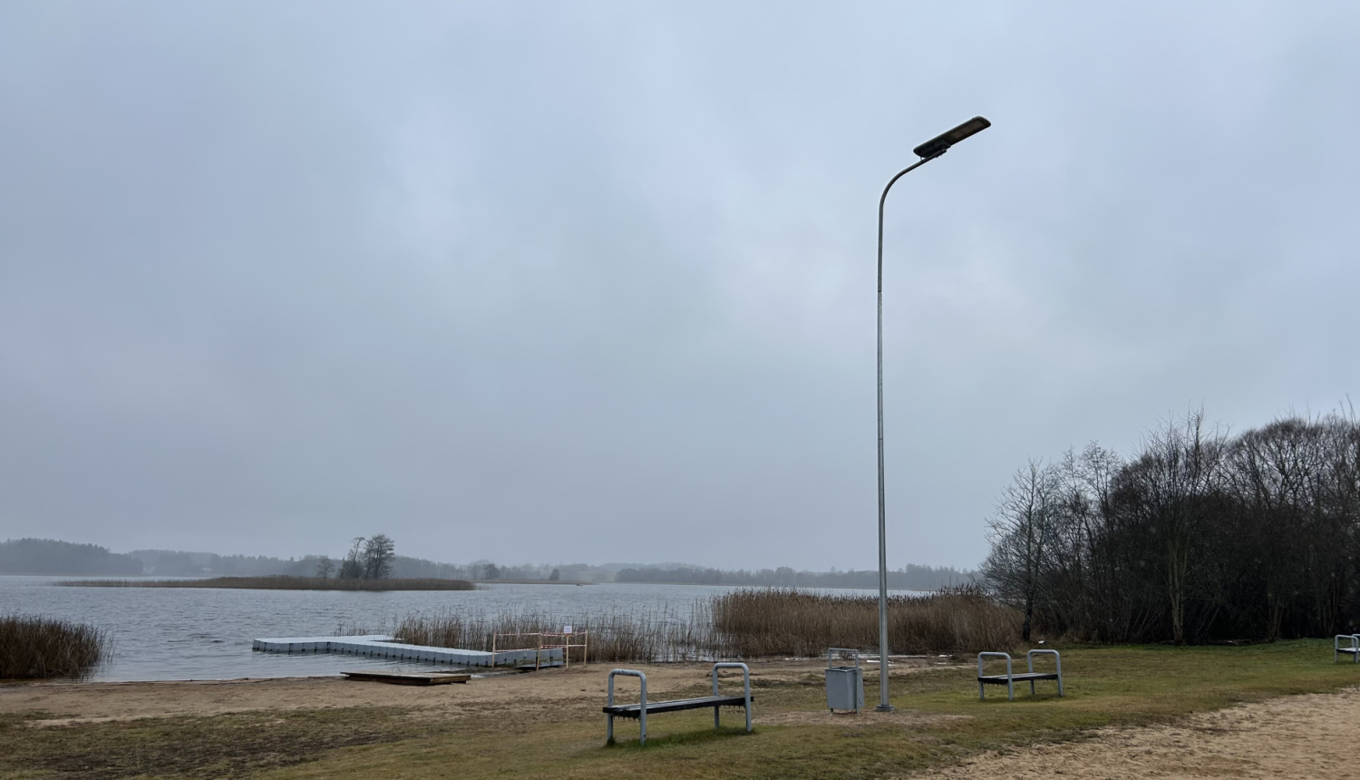 zermala ar laipu un laternu – pludmales zona pie ezera ar peldošo laipu, laternu un soliņiem