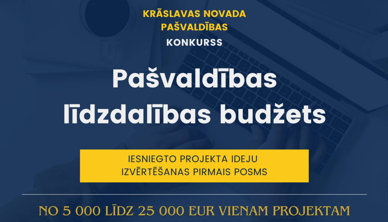 Cilvēks strādā ar datoru