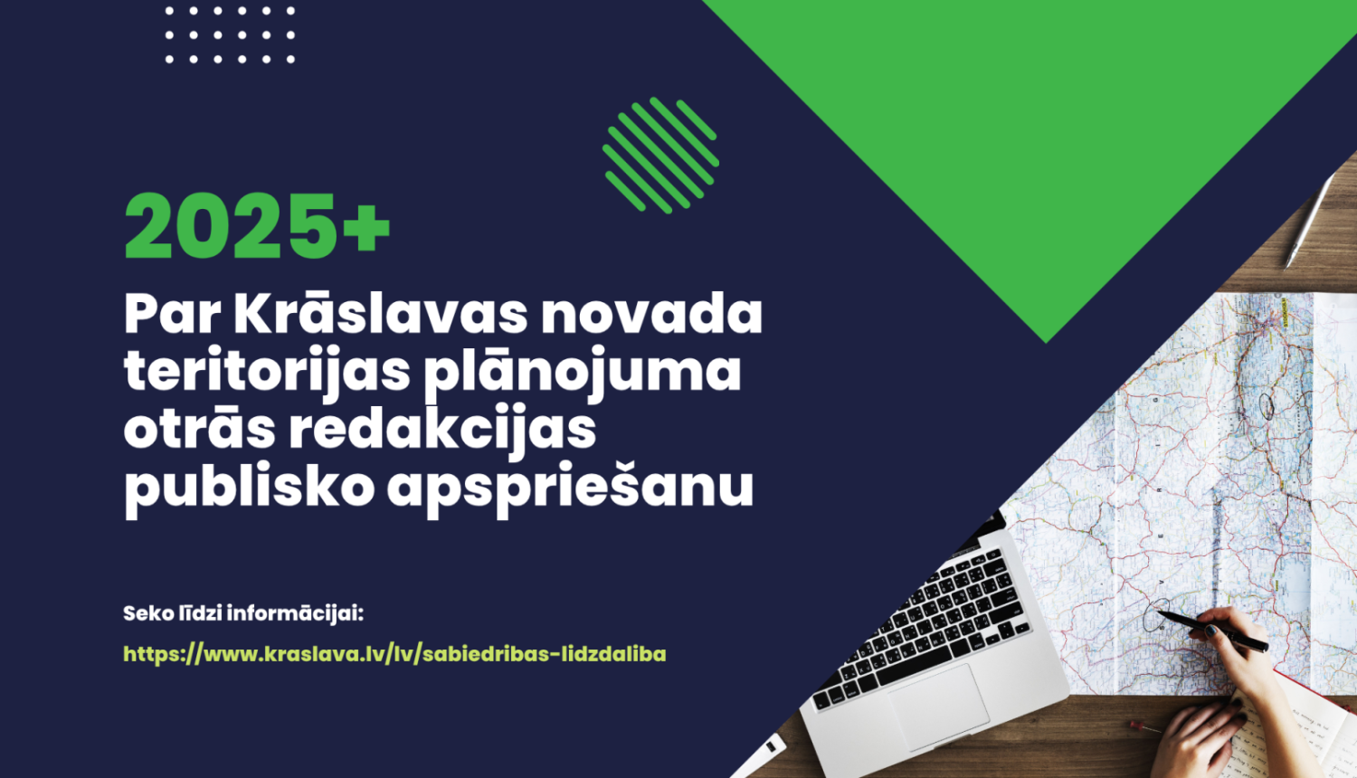 Cilvēks strādā ar datoru un karti, kas guļ uz galda. Krāslavas novada teritorijas plānojuma izstrādes publicitātes attēls.