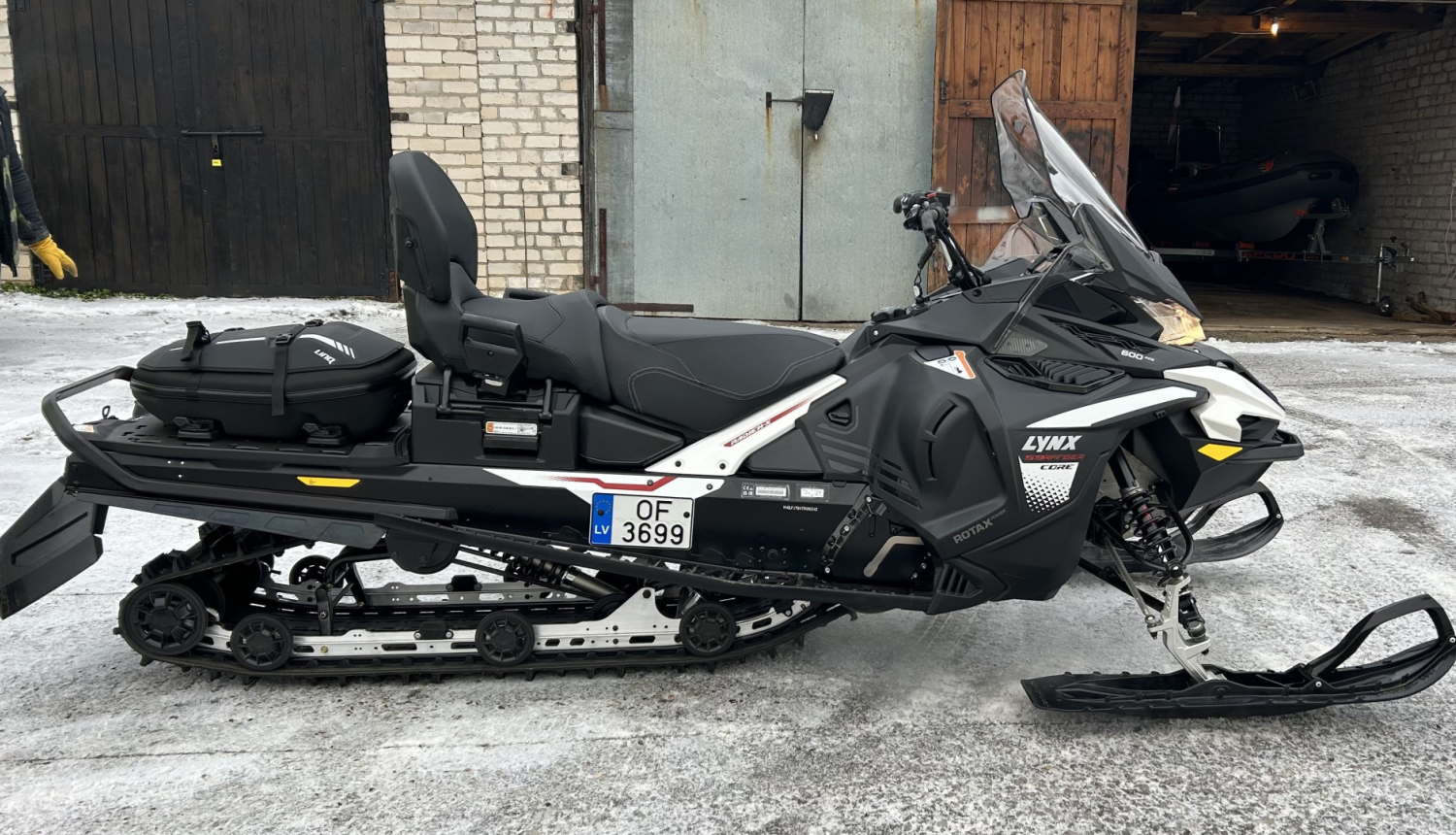 Sniega motocikls pagalmā