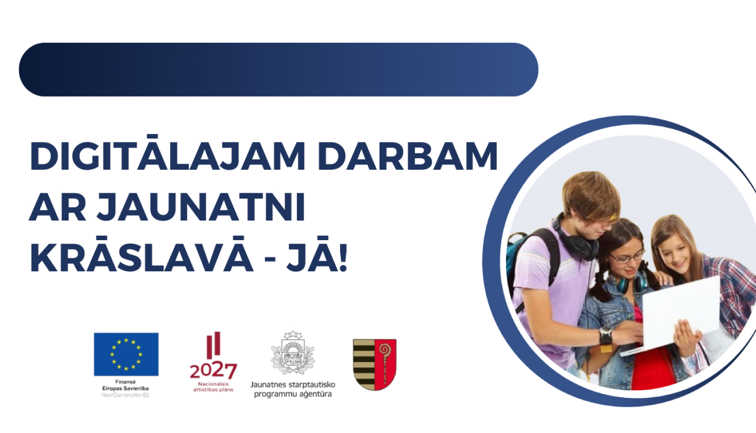 Trīs jaunieši lieto vienu klēpjdatoru. Aptaujas vizuālis