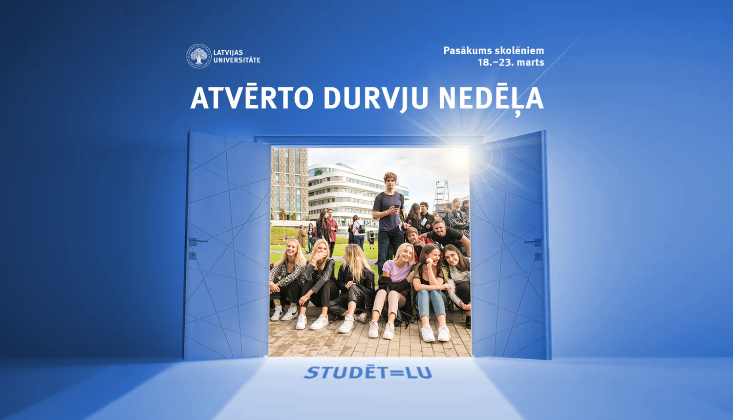 Zila telpa ar atvērtām zilām durvīm, aiz kuras ārā stāv un sēž jaunieši