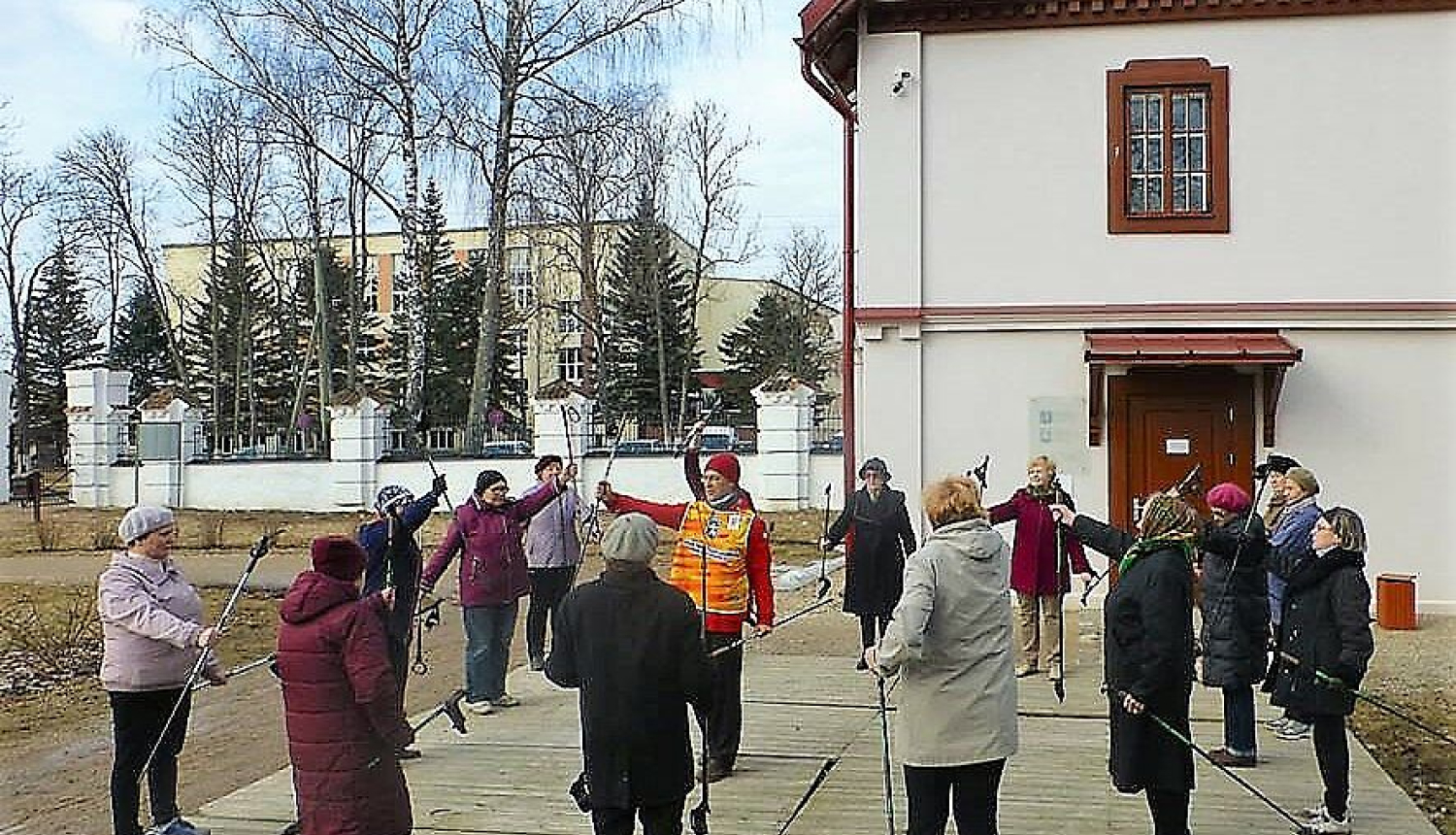 Sastājušies aplī, seniori vingro