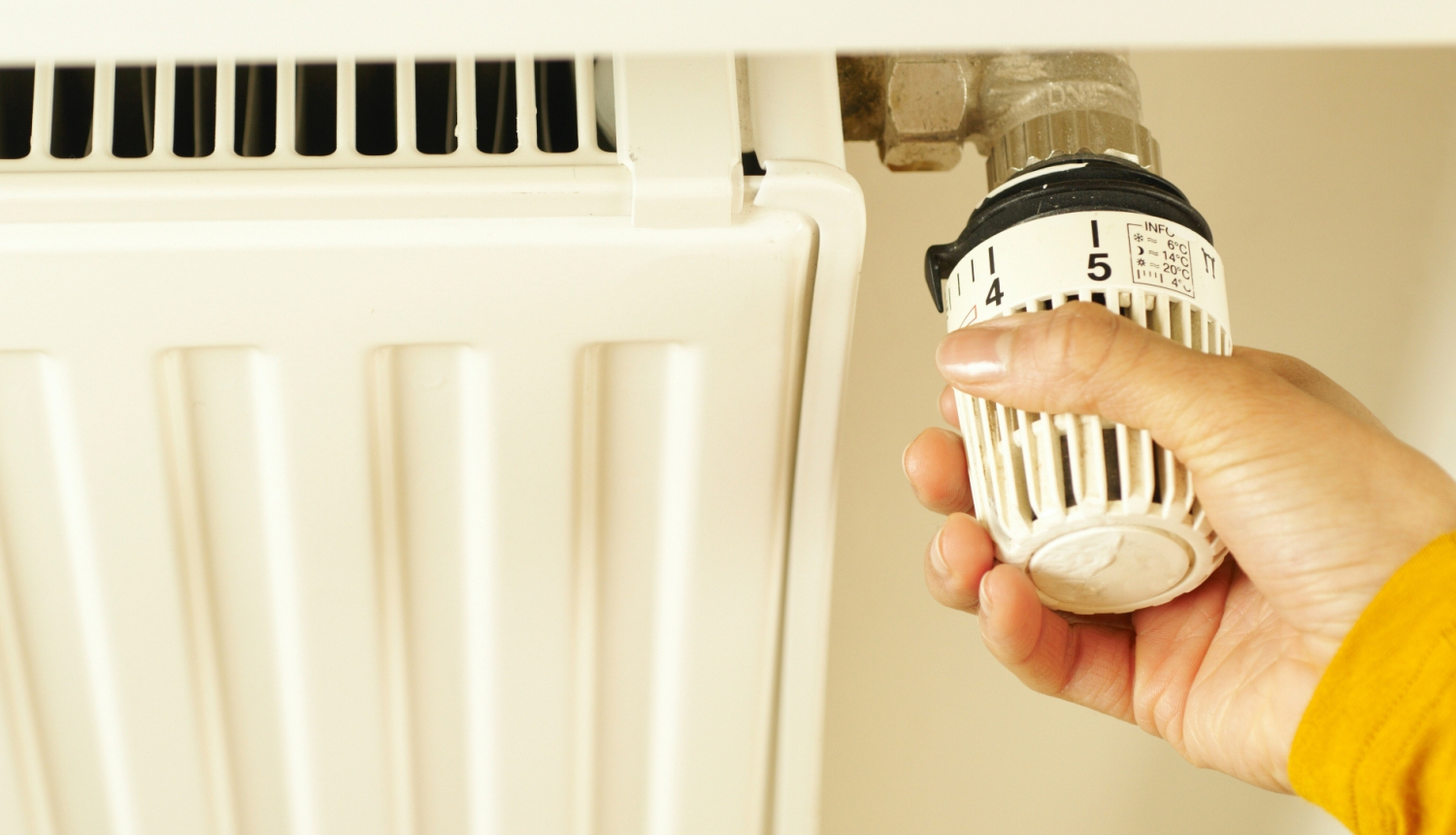Sievietes roka maina radiatora režīmu