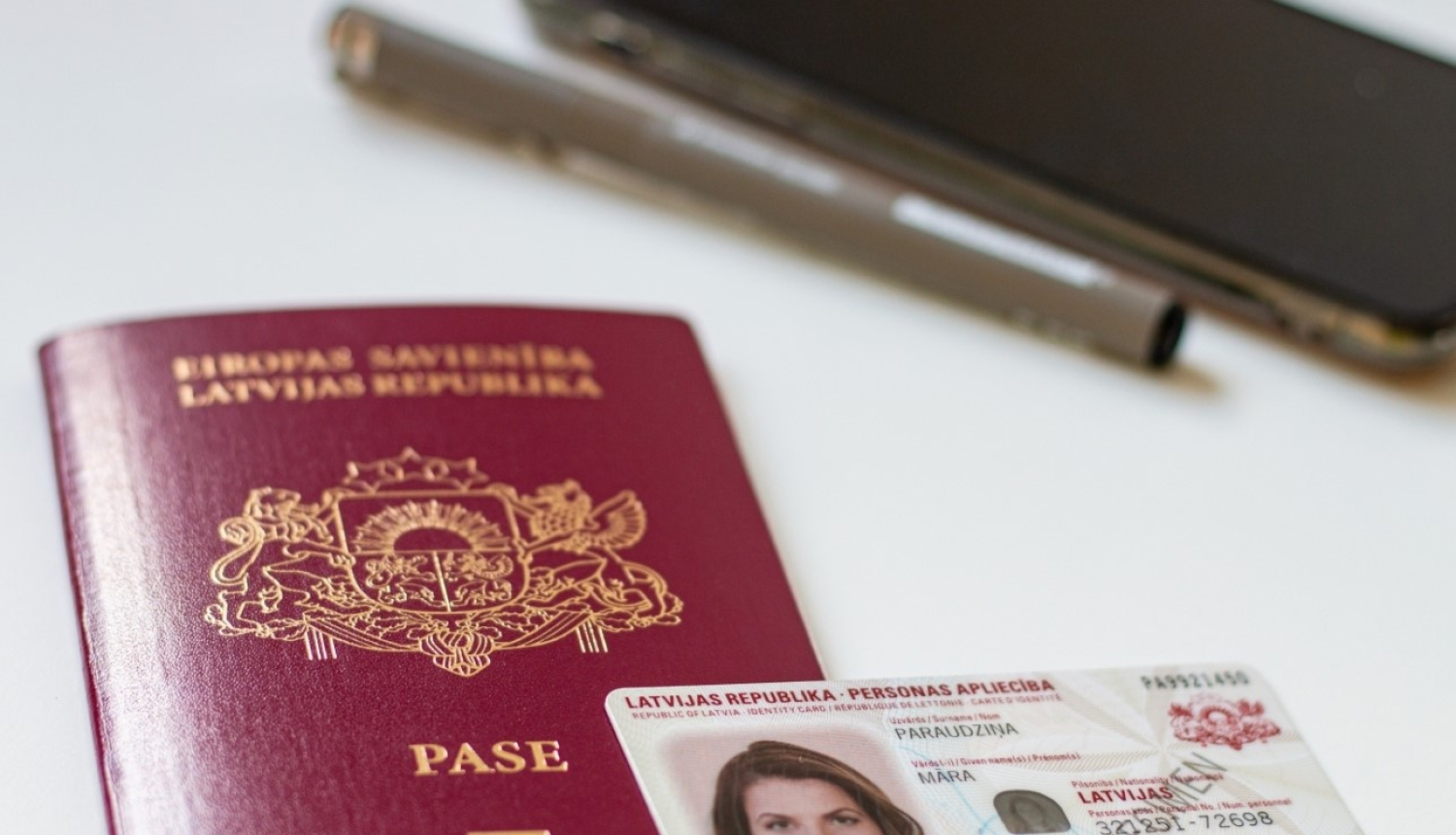 Pase un ID karte uz galda