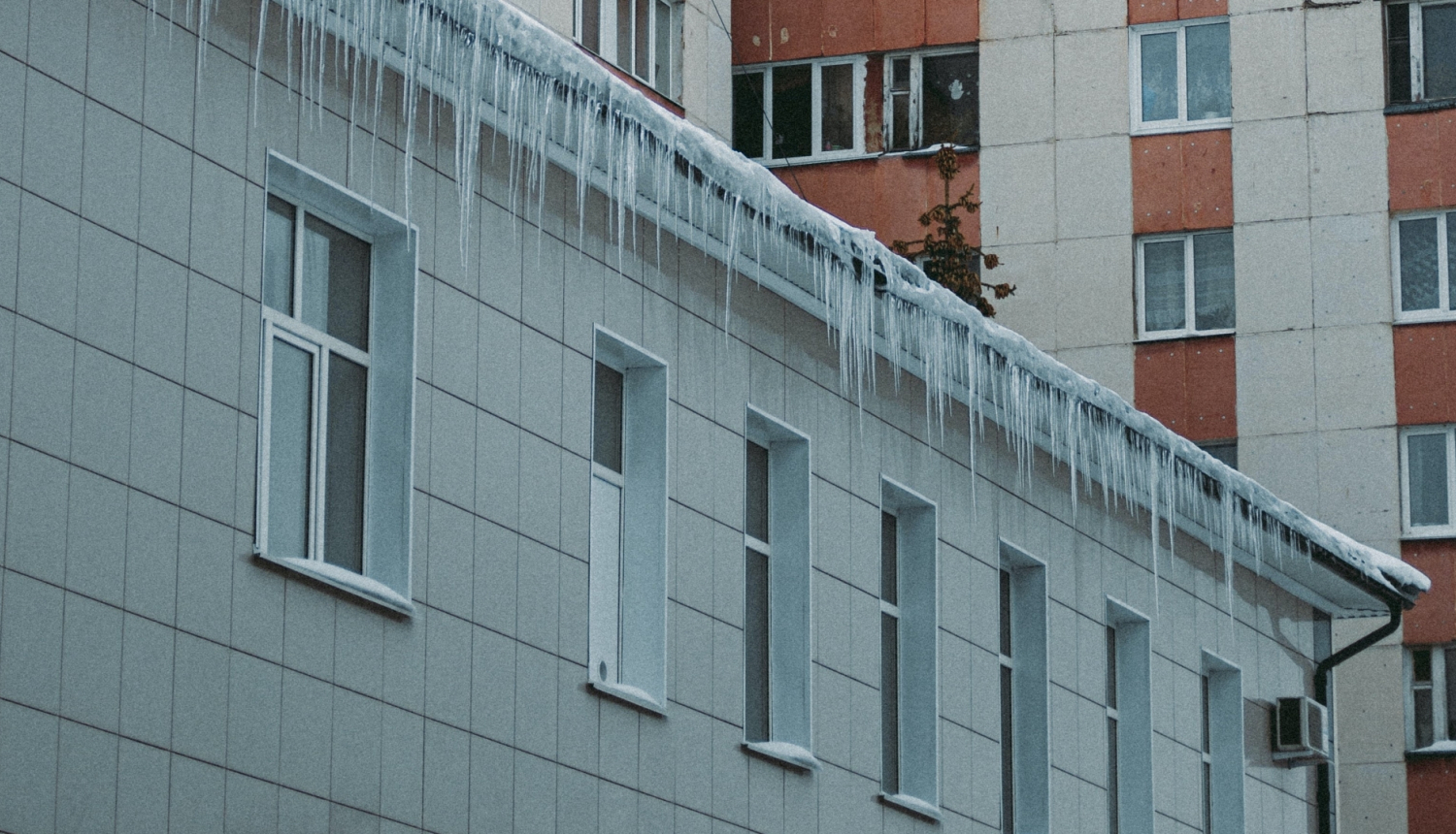 Lāstekas uz ēkas jumta