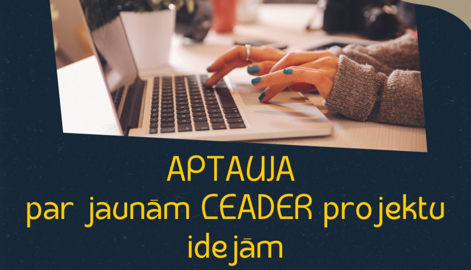 Sieviete strādā ar klēpjdatoru