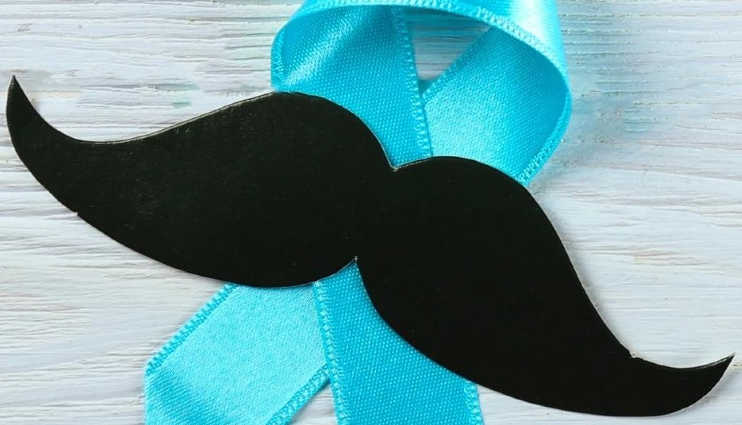 Izgrieztas papīra ūsas uz zilas lentītes