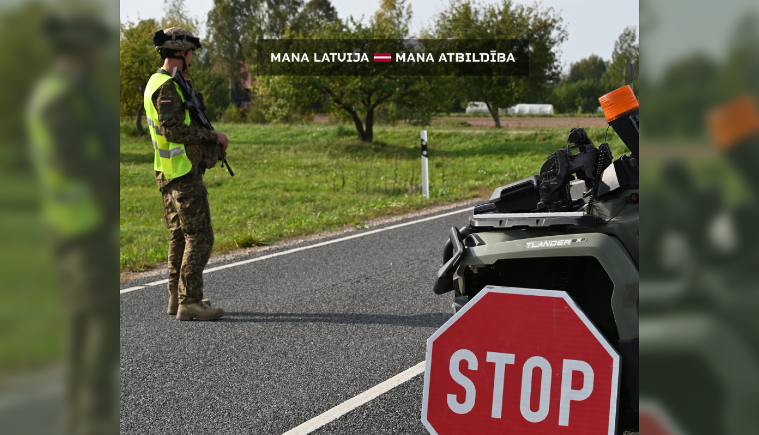 Zemessargs stāv savā postenī. Uzraksts uz foto: "Mana latvija – mana atbildība"
