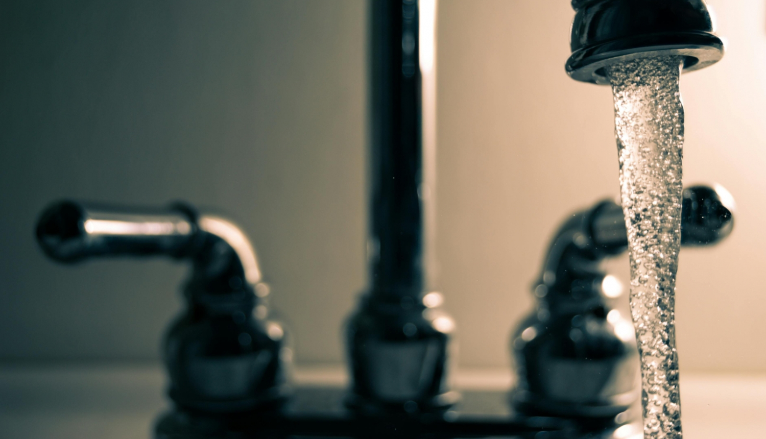 Ūdens krāns no kura tek ūdens