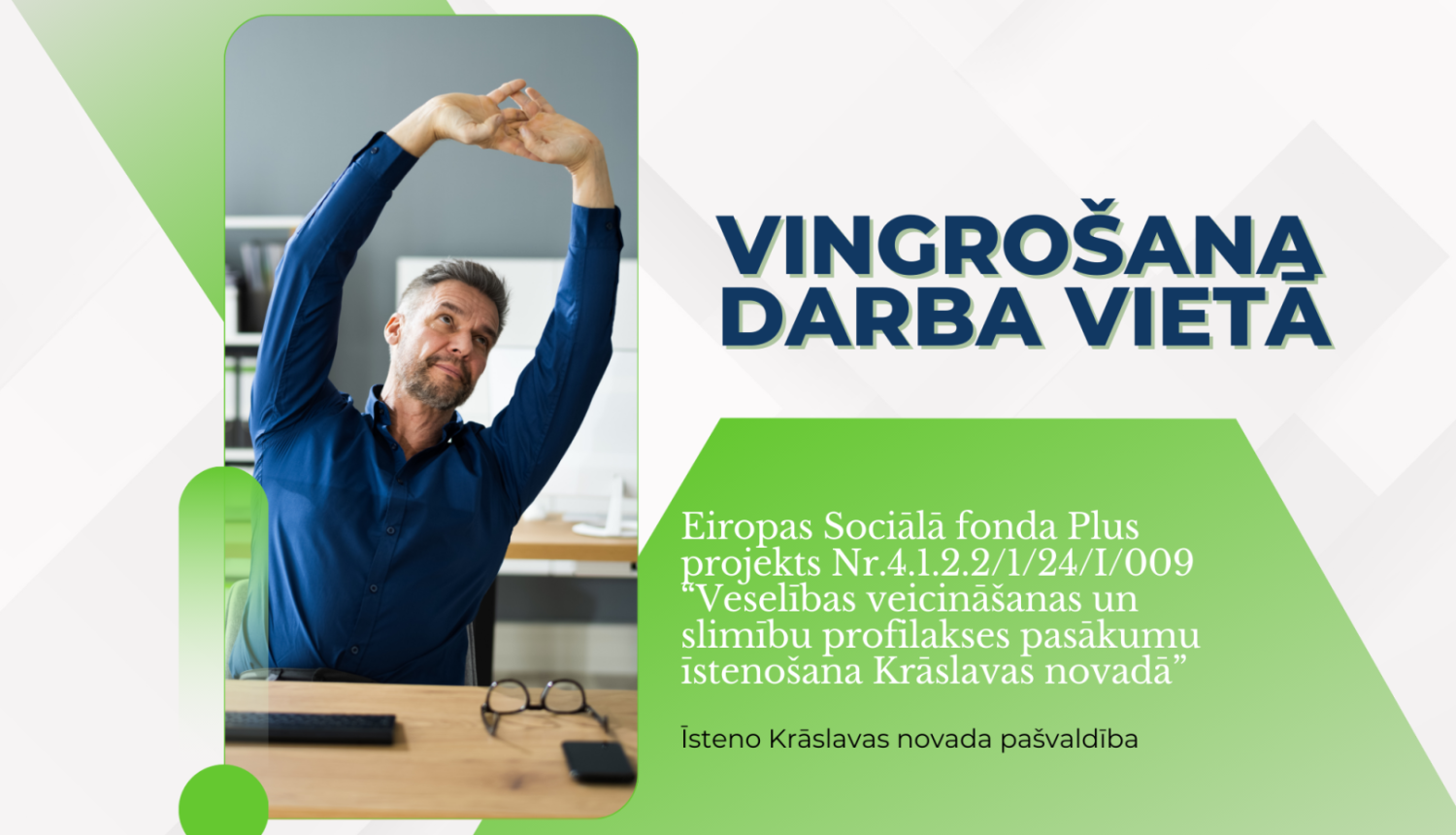 Vīrietis ar rokām pastiepjas sēžot savā darba vietā