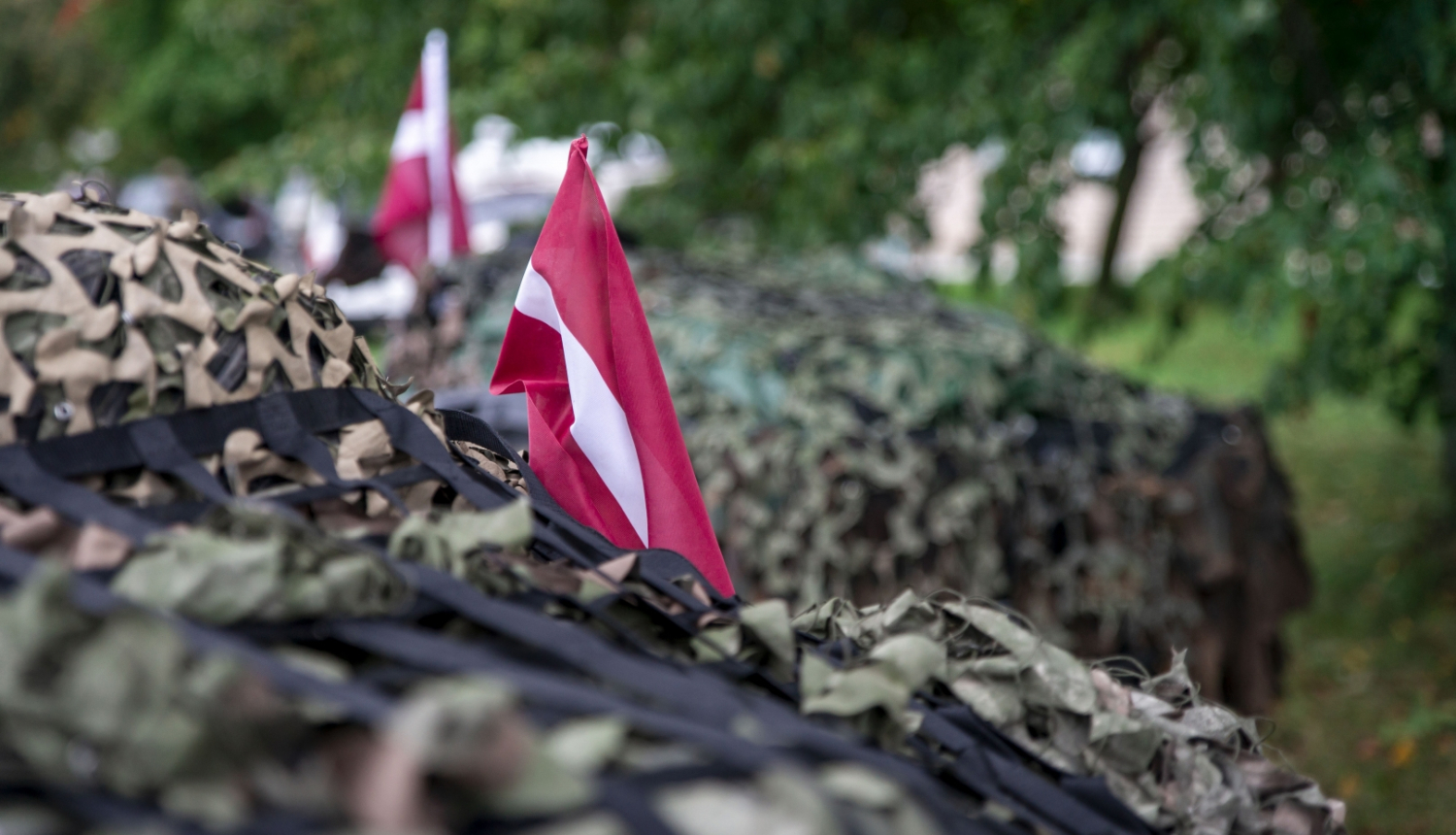 Karavīru smagā tehnika ar Latvijas karodziņiem