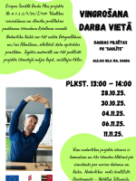 Vīrietis ar rokām pastiepjas sēžot savā darba vietā. Vingrošanas darba vietā afiša.