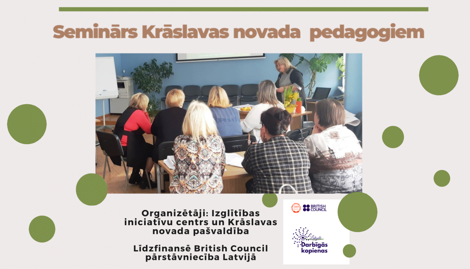 Foto ar cilvēkiem, kas klausās lekciju. Uzraksts "Seminārs Krāslavas novada pedagogiem", Izglītības iniciatīvu centra, British Council, Darbīgās kopienas Latgale logo